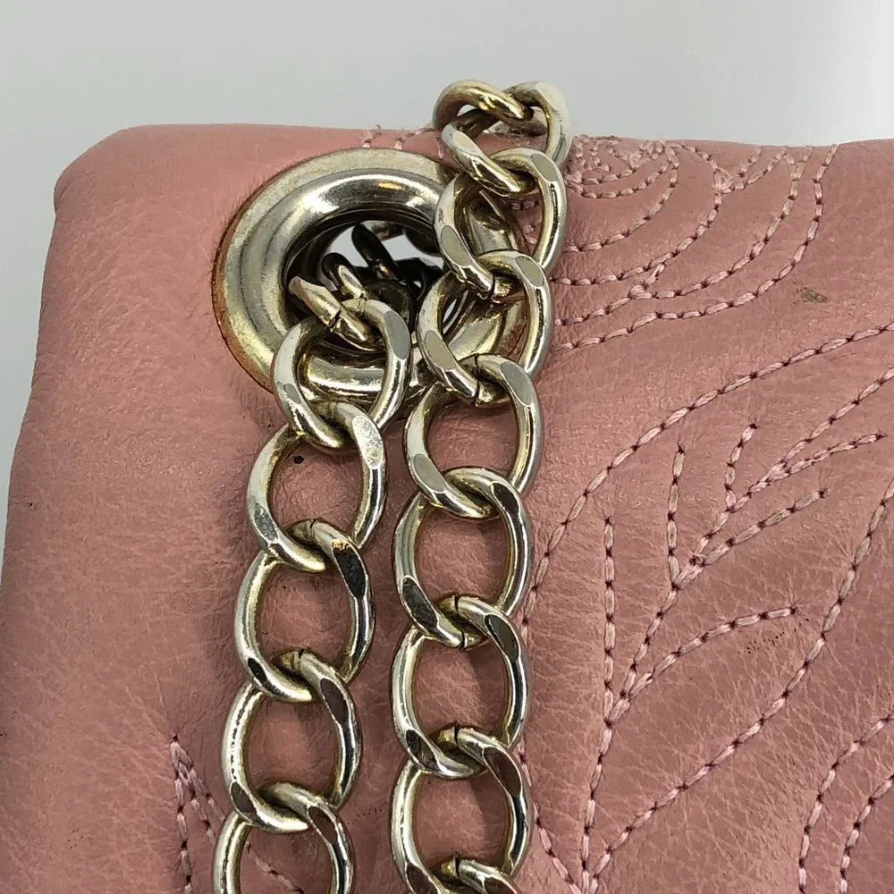 Baby pink quilted purse with chain strap and gold-toned hardware - Picture 4 of 15